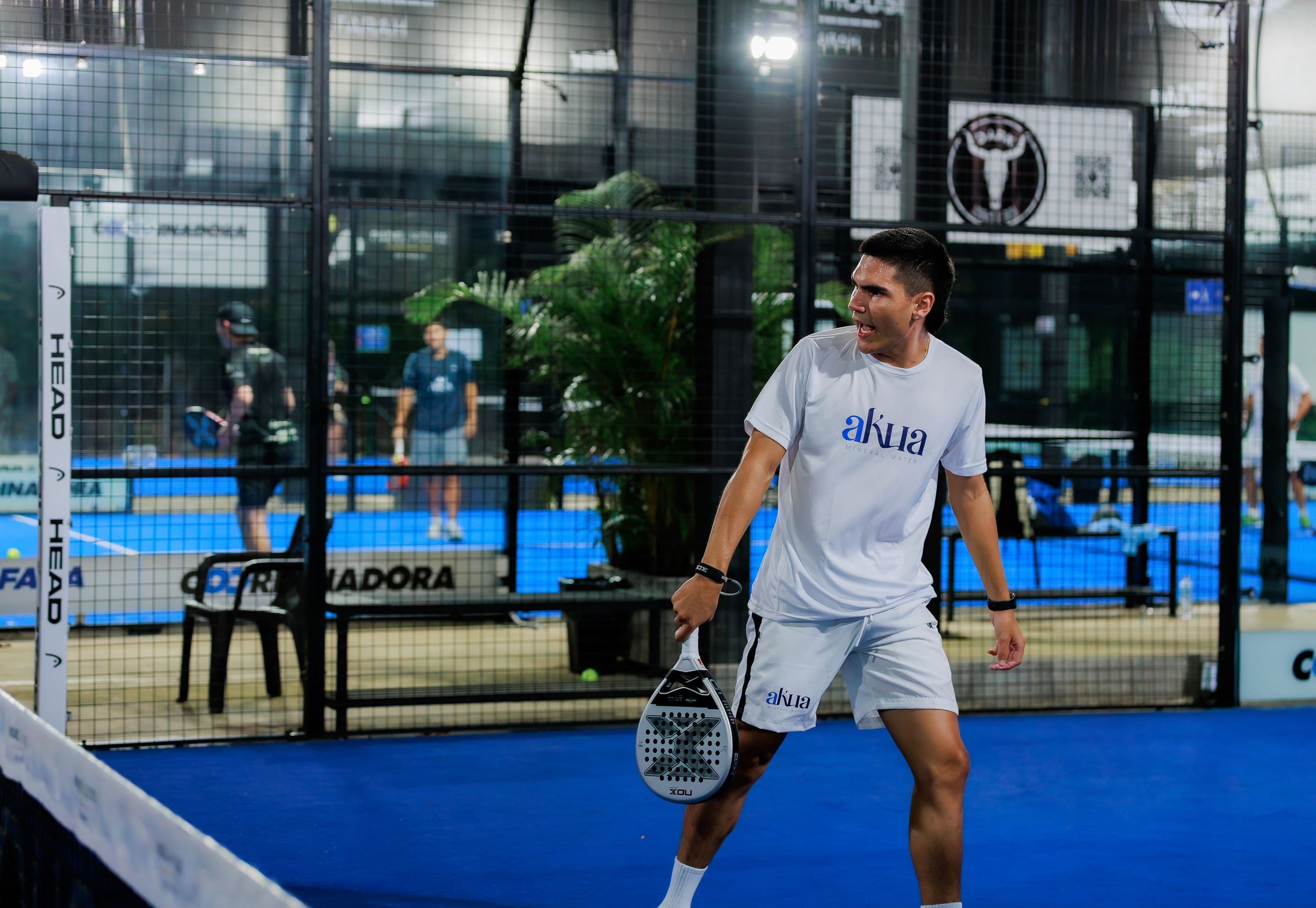 Padelspieler während eines Matches auf einem blauen Indoor-Court