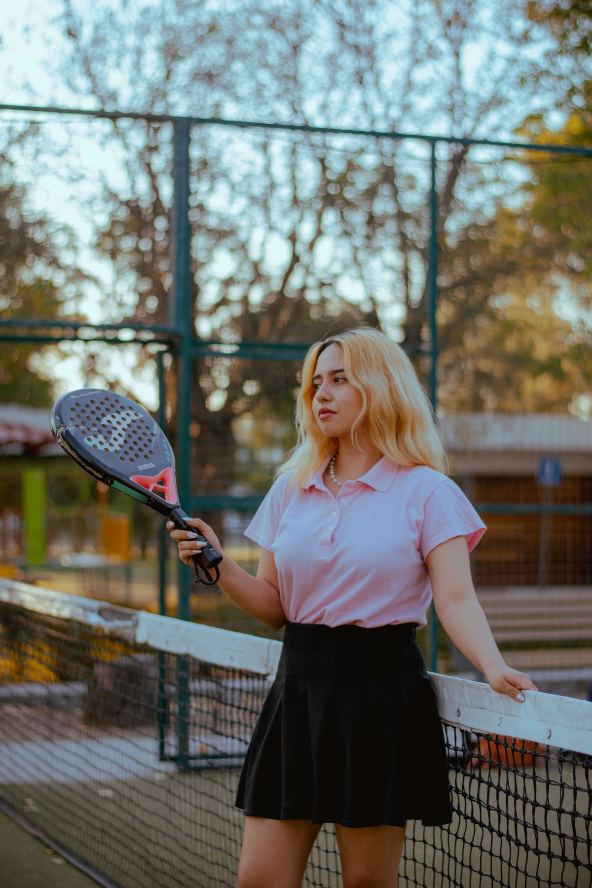 Padelspielerin mit einem Padelschläger auf dem Court